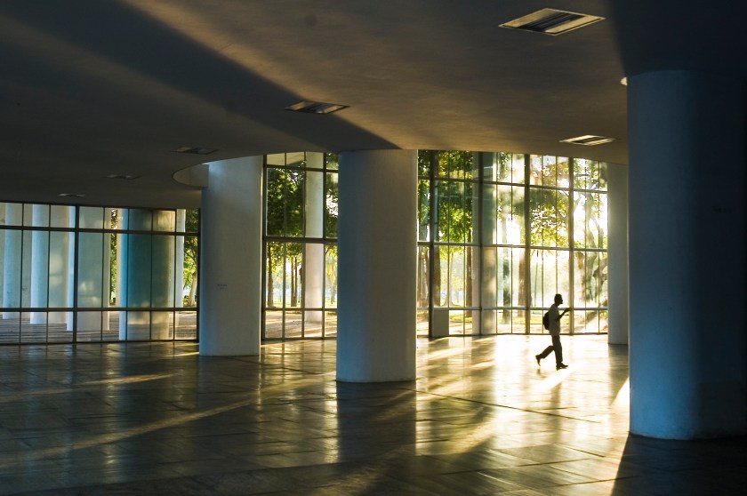 Pessoa andando no hall do prédio do edifício Jorge Machado Moreira, Faculdade de Arquitetura e Urbanismo, UFRJ